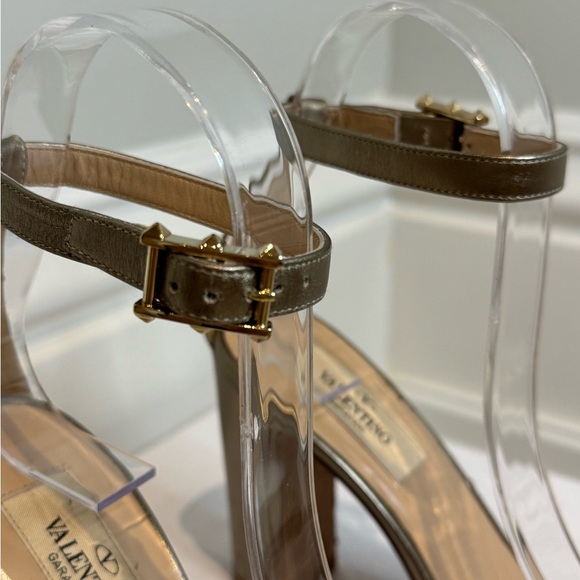 Can You Find A Better HOLIDAY VALENTINO HEEL??!! - Picture 8 of 10